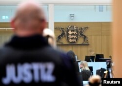 Seorang petugas kehakiman berdiri di ruang sidang ketika sembilan pria diadili dengan tuduhan pengkhianatan tingkat tinggi, percobaan pembunuhan dan merencanakan kudeta dengan kekerasan di Stuttgart, Jerman, 29 April 2024. (Bernd Weißbrod/Pool via REUTERS)