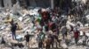 Warga Palestina mencari korban yang terperangkap di bawah reruntuhan rumah yang terkena serangan Israel di kamp pengungsi Nuseirat di Jalur Gaza tengah, 14 Mei 2024. (Foto: Reuters)