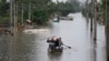 Sejumlah warga menggunakan perahu kecil mengarungi banjir setelah hujan lebat mengguyur Kota Canoas, di negara bagian Rio Grande do Sul, Brazil, Jumat, 10 Mei 2024. (Foto: Andre Penner/AP Photo)