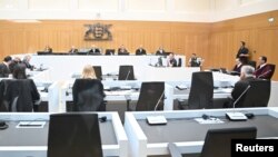 Para hakim dan pengacara duduk di ruang sidang ketika sembilan pria diadili dengan tuduhan pengkhianatan tingkat tinggi, percobaan pembunuhan dan merencanakan kudeta dengan kekerasan di Stuttgart, Jerman, April 29 Agustus 2024. (Bernd Weißbrod/Pool via REUTERS)