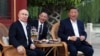 Presiden Rusia Vladimir Putin, kiri, dan Presiden China Xi Jinping, kanan, menghadiri pertemuan informal di Beijing, 16 Mei 2024. (Foto: via AP)