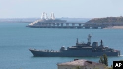 Росія спорудила Кримський міст після захоплення Криму 2014 року, сполучивши свою територію з українським півостровом спочатку автомобільним шляхом 2018 р. і залізничним 2019 р. 