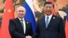ប្រធានាធិបតីរុស្ស៊ីលោក Vladimir Putin និងប្រធានាធិបតីចិនលោក Xi Jinping ចាប់ដៃគ្នា ក្នុងជំនួបមួយនៃវេទិកាគម្រោងផ្លូវក្រវ៉ាត់ពាណិជ្ជកម្ម នៅទីក្រុងប៉េកាំង ប្រទេសចិន ថ្ងៃទី ១៨ ខែតុលា ឆ្នាំ ២០២៣។ (Sputnik/Sergei Guneev/Pool via REUTERS)