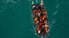 Un canot pneumatique transportant des migrants se dirige vers l'Angleterre dans la Manche, le 6 août 2024. REUTERS / Chris J. Ratcliffe.