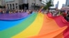 Para peserta pawai membawa bendera pelangi dalam pawai hak-hak LGBTQ tahunan di Warsawa, Polandia, 17 Juni 2023. (Foto: Czarek Sokolowski/AP Photo)