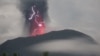 Petir muncul di tengah badai saat Gunung Ibu memuntahkan material vulkanik di Halmahera Barat, Maluku Utara, 18 Mei 2024. (Foto: PVMBG via REUTERS)