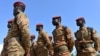 Tentara Burkina Faso mengikuti upacara penutupan pelatihan militer di Jacqueville, Pantai Gading, 14 Maret 2023. Para pemimpin militer dari tiga negara Afrika Barat – Burkino Faso, Mali, dan Niger – menandatangani perjanjian pakta pertahanan bersama pada akhir pekan. (Foto: AFP)