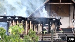 Petugas pemadam kebakaran memeriksa bangunan yang terbakar setelah terjadi kebakaran di sebuah rumah peristirahatan bagi penyandang disabilitas di Wintzenheim, Prancis timur, 9 Agustus 2023. (Foto: AFP)