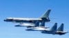 Dua jet tempur Su-35 dan pesawat pembom H-6K milik tentara China terbang dalam patroli ke sejumlah wilayah yang mencakup Selat Luzon atau yang dikenal juga dengan sebutan Selat Bashi di dekat Taiwan pada 11 Mei 2018. (Foto: Han Chao/Xinhua via AP)