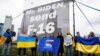 Demonstran pro-Ukraina meminta Presiden AS Joe Biden untuk mengirim jet F-16 ke Ukraina, di Warsawa, Polandia, 22 Februari 2023. (Foto: Reuters)