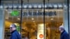 Warga berjalan melewati Systembolaget, sebuah toko minuman beralkohol milik pemerintah, di Stockholm, Swedia, pada 9 Mei 2017. (Foto: Reuters/Ints Kalnins)