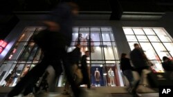 FILE - Orang-orang berjalan melewati sebuah toko di kawasan perbelanjaan terkenal Kurfuerstendamm, lebih dikenal sebagai 'Kudamm', di Berlin, Jerman, 11 Oktober 2022.(AP/Michael Sohn)