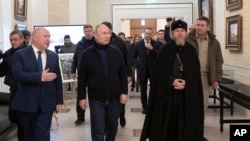 Presidenti rus Putin, i shoqëruar nga Guvernatori i Sevastopolit Razvozhayev dhe Metropoliti Shevkunov (Krime, 18 mars 2023)
