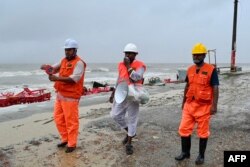 Relawan Program Kesiapsiagaan Topan (CPP) menggunakan megafon, meminta masyarakat untuk mengungsi sebagai tindakan pencegahan di Kuakata, Bangladesh, pada 26 Mei 2024. (Foto: AFP)