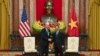Presiden AS Joe Biden, kiri, berjabat tangan dengan Presiden Vietnam Vo Van Thuong saat pertemuan di Istana Kepresidenan di Hanoi, Vietnam, Senin, 11 September 2023. (Foto: Nhac Nguyen/Pool via AP)
