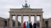 Gjatë ceremonisë zyrtare të mirëpritjes në Portën e Brandenburgut, në Berlin (29 mars 2023)