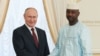 Le président russe Vladimir Poutine rencontre le chef de la junte malienne Assimi Goita à Strelna, en Russie, le 29 juillet 2023.