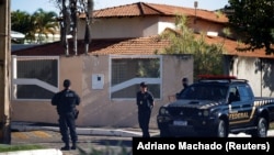 Policia federale e Brazilit gjatë kontrollit në shtëpinë e ish-presidentit Jair Bolsonaro, në Brazilia.