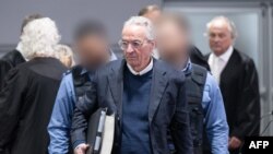 Pangeran Heinrich XIII Reuss tiba di ruang sidang untuk mengadili dirinya, mantan anggota parlemen dan mantan perwira militer yang dituduh mendalangi plot berbasis teori konspirasi untuk menyerang parlemen Jerman, di Frankfurt am Main, Jerman, 21 Mei 2024.