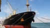 Kapal kargo Sea Champion berlabuh di pelabuhan Aden, Yaman, setelah tak sengaja terkena serangan misil milisi Houthi di Laut Merah, 21 Februari 2024. (Foto: Fawaz Salman/Reuters)