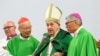 Paus Fransiskus menghadiri misa suci di Steppe Arena, Ulaanbaatar, dalam kunjungannya ke Mongolia pada 3 September 2023. (Foto: Vatican Media/­Handout via Reuters)