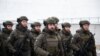 Естонські військові зі стрічками у кольорах українського прапора під час параду у Таллінні. Фото: Адріан Бреза. 