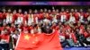 Para pemain bulu tangkis putra China berpose dengan trofi setelah mengalahkan Indonesia dalam final turnamen bulu tangkis Piala Thomas dan Uber di Chengdu, 5 Mei 2024. (Foto: WANG Zhao/AFP)