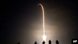 Raketa Falcon 9 duke lëvizur drejt bregut lindor të Shteteve të Bashkuara