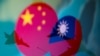 Bendera nasional China dan Taiwan dikibarkan di samping pesawat militer, 9 April 2021. (Foto: REUTERS/Dado Ruvic)