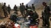 Tentara pemberontak Tentara Aliansi Demokratik Nasional Myanmar (MNDAA) memeriksa senjata dan amunisi di pangkalan militer di wilayah Kokang 10 Maret 2015. Mereka disebut telah mengeksekusi tiga personelnya pada Januari. (Foto: Reuters)