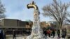 Sebuah instalasi yang menggambarkan keran yang mengucurkan botol plastik dipasang oleh para aktivis di dekat venue Shaw Centre yang menjadi tempat berlangsungnya KTT plastik di Ottawa, Ontario, Kanada, pada 23 April 2024. (Foto: Reuters/Kyaw Soe Oo)