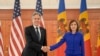 Menteri Luar Negeri AS Antony Blinken (kiri) menjabat tangan Presiden Moldova Maia Sandu di Istana Kepresidenan di Chisinau, Moldova, pada 29 Mei 2024. (Foto: AP/Vadim Ghirda)