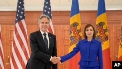 Menteri Luar Negeri AS Antony Blinken (kiri) menjabat tangan Presiden Moldova Maia Sandu di Istana Kepresidenan di Chisinau, Moldova, pada 29 Mei 2024. (Foto: AP/Vadim Ghirda)