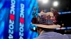 Un participant porte un chapeau décoré « Harris Walz 2024 » lors de la première journée de la Convention nationale démocrate (DNC) à Chicago, États-Unis, 19 août 2024. 