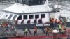 FILE - Orang-orang yang diyakini migran, turun dari kapal Pasukan Perbatasan Inggris setibany di Pelabuhan Dover, Inggris, 23 April 2024. (REUTERS/Toby Melville)