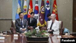 키어스틴 질리브랜드(오른쪽) 미 상원의원과 신원식(왼쪽) 한국 국방부 장관이 29일 서울 시내 국방부 청사에서 회동하고 있다. (한국 국방부 페이스북)