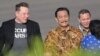 Miliarder teknologi Elon Musk berjalan bersama Menteri Koordinator Kemaritiman dan Investasi Luhut Binsar Pandjaitan saat tiba di bandara Internasional Ngurah Rai di Denpasar, 19 Mei 2024. (Foto: AFP/Sonny Tumbelaka)