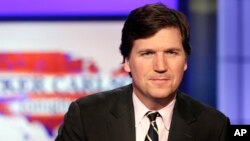Tucker Carlson gjatë një emisioni në kanalin Fox News