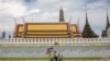 Seorang pendukung kerajaan mengendarai sepedanya yang berhiaskan bendera melewati Grand Palace pada peringatan 70 tahun Raja Thailand Maha Vajiralongkorn di Bangkok pada 28 Juli 2022. (Foto: AFP)