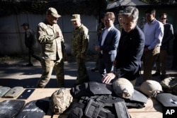 Menteri Luar Negeri AS Antony Blinken saat mengunjungi lokasi Kantor Komandan Keamanan dan Pasokan Sumber Daya Terpisah Penjaga Perbatasan Ukraina di Oblast Kyiv, Ukraina, 7 September 2023. (Foto: via AP)