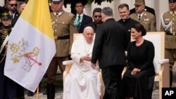 Papa Françesku përshëndetet me Kryeministrin Orban (Budapest, Hungari, 28 prill 2023)