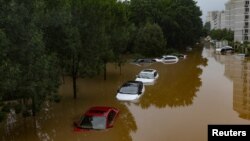 Mobil-mobil terendam air banjir akibat sisa-sisa Topan Doksuri di Beijing, Cina, 1 Agustus 2023. (Foto: Ilustrasi/REUTERS/Thomas Peter)