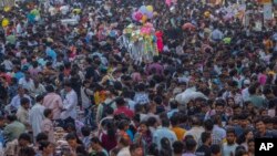 দিওয়ালি উৎসবকে সামনে রেখে মুম্বাই-র এক বাজারে ক্রেতাদের ভিড় (৫ নভেম্বর, ২০২৩) 
