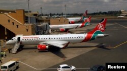 Pesawat milik maskapai Kenya Airways terlihat berada di Bandara Insternasional Jomo Kenyatta di Nairobi, Kenya, pada 1 Agustus 2020. (Foto: Reuters/Njeri Mwangi)