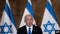 Perdana Menteri Israel Benjamin Netanyahu berbicara pada rapat kabinet mingguan, di terowongan Tembok Barat di Kota Tua Yerusalem, 21 Mei 2023. (Foto: AP)