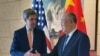 အမေရိကန်အထူးကိုယ်စားလှယ် John Kerry(ဝဲ) နဲ့ တရုတ်အထူးကိုယ်စားလှယ် Xie Zhenhua (ယာ)၊ ဂျူလိုင် ၁၇၊ ၂၀၂၃