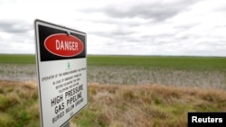 FILE - Tanda peringatan pipa gas bawah tanah di dekat ladang yang baru ditanam di dekat Dalby 180 kilometer barat Brisbane, 28 Oktober 2011. (REUTERS/Tim Wimborne)