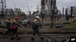 У розвідці зауважили, що Росія вже майже два місяці утримується від запусків своїх головних крилатих ракет повітряного базування із важких бомбардувальників, що, "ймовірно, дозволило їй створити значні запаси цієї зброї". Фото: ремонт електростанції в Україні