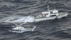 Helikopter penjaga pantai dan kapal patroli Jepang melakukan operasi pencarian dan penyelamatan di perairan tempat pesawat militer AS Osprey jatuh di lepas pantai Pulau Yakushima, prefektur Kagoshima, Jepang selatan, 30 November 2023. (Foto: Kyodo via AP)