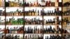 Botellas de licor se muestran en los estantes de una licorería estatal, el miércoles 7 de marzo de 2012, en Seattle, Washington EEUU.